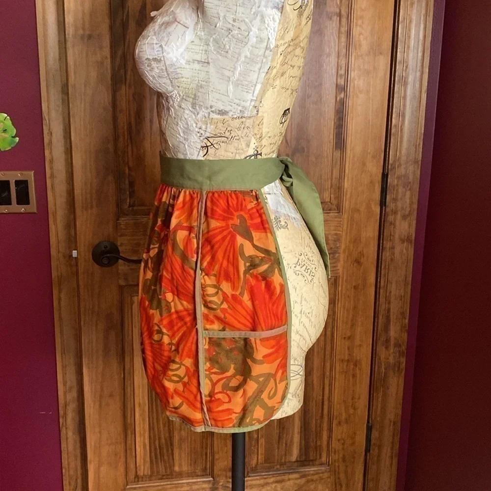 Vintage 70s Vera Apron with side pockets tie back avocado green pink red floral